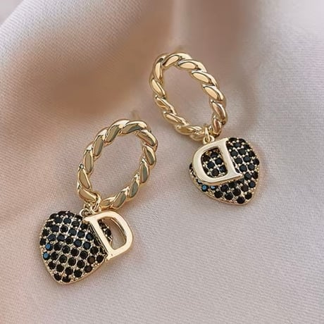 Dモチーフブラックハートツイストピアス