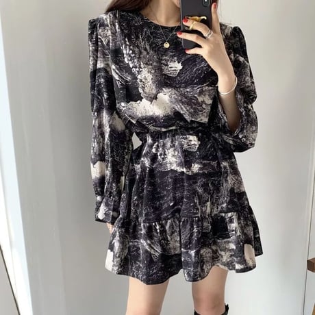 シックモノトーン フリルミニワンピース