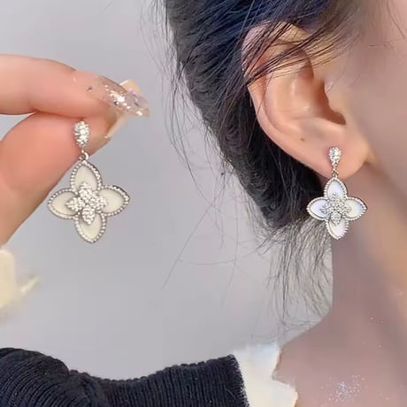 ホワイトフラワーピアス