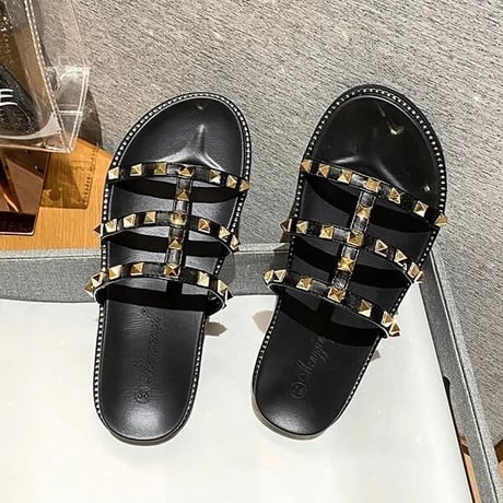 ピラミッドスタッズ フィットサンダル 2色展開