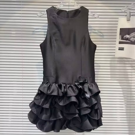 フリルブラックノースリーブワンピース