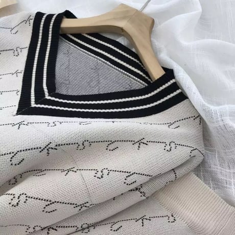 Vネックライン デザインニットセットアップ 2色展開