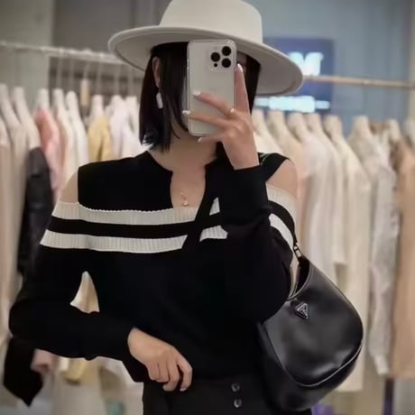 ラインショルダーカットニット 2色展開