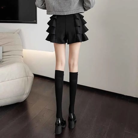 シルバーバックル フリルショートパンツ