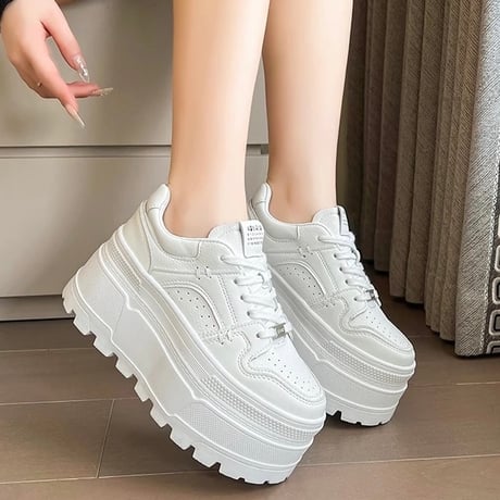 8upナンバースニーカー