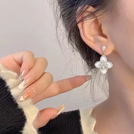 ホワイトフラワーピアス