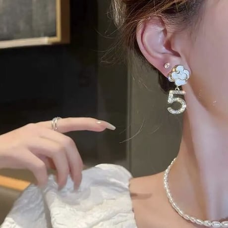 クリスタルファイブ フラワーチェーンピアス 2色展開