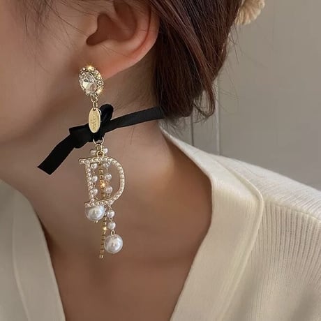 Dモチーフパール リボンピアス 2色展開