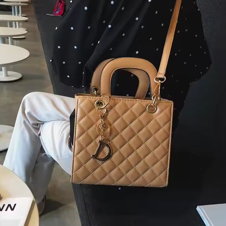 Dモチーフスクエアバッグ 4色展開