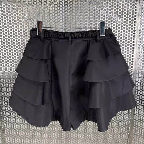 シルバーバックル フリルショートパンツ