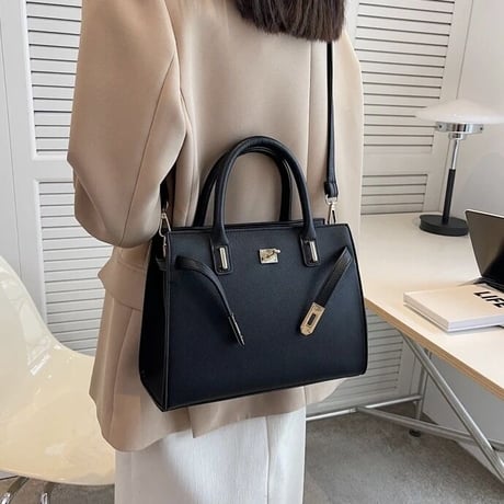 ゴールドバックル レザーバッグ 2色展開