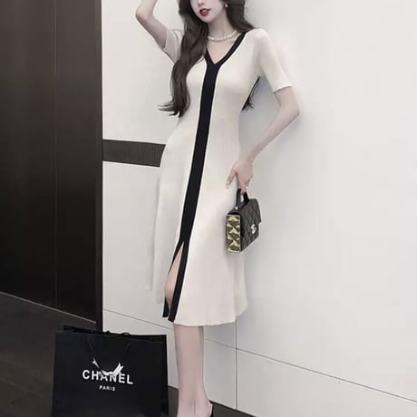 Vネックライン スリットリブワンピース 2色展開