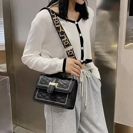 ロゴストラップ バックルキルティングバッグ 2色展開