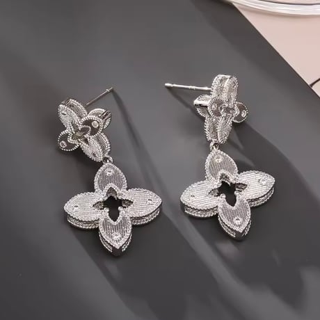 ダブルクローバーピアス 2色展開