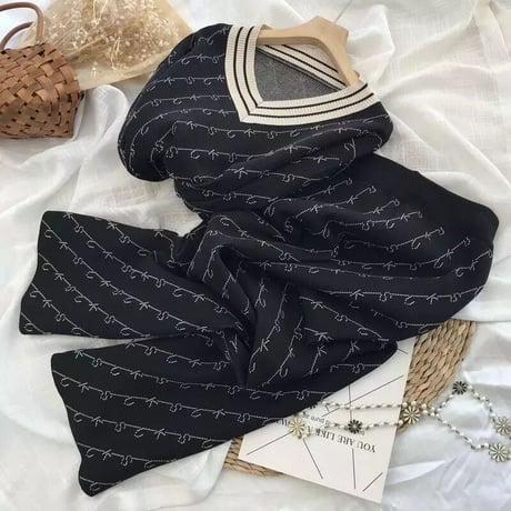 Vネックライン デザインニットセットアップ 2色展開