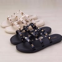 ピラミッドスタッズフラットサンダル 2色展開