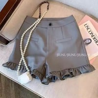 フリルヘムグレーショートパンツ