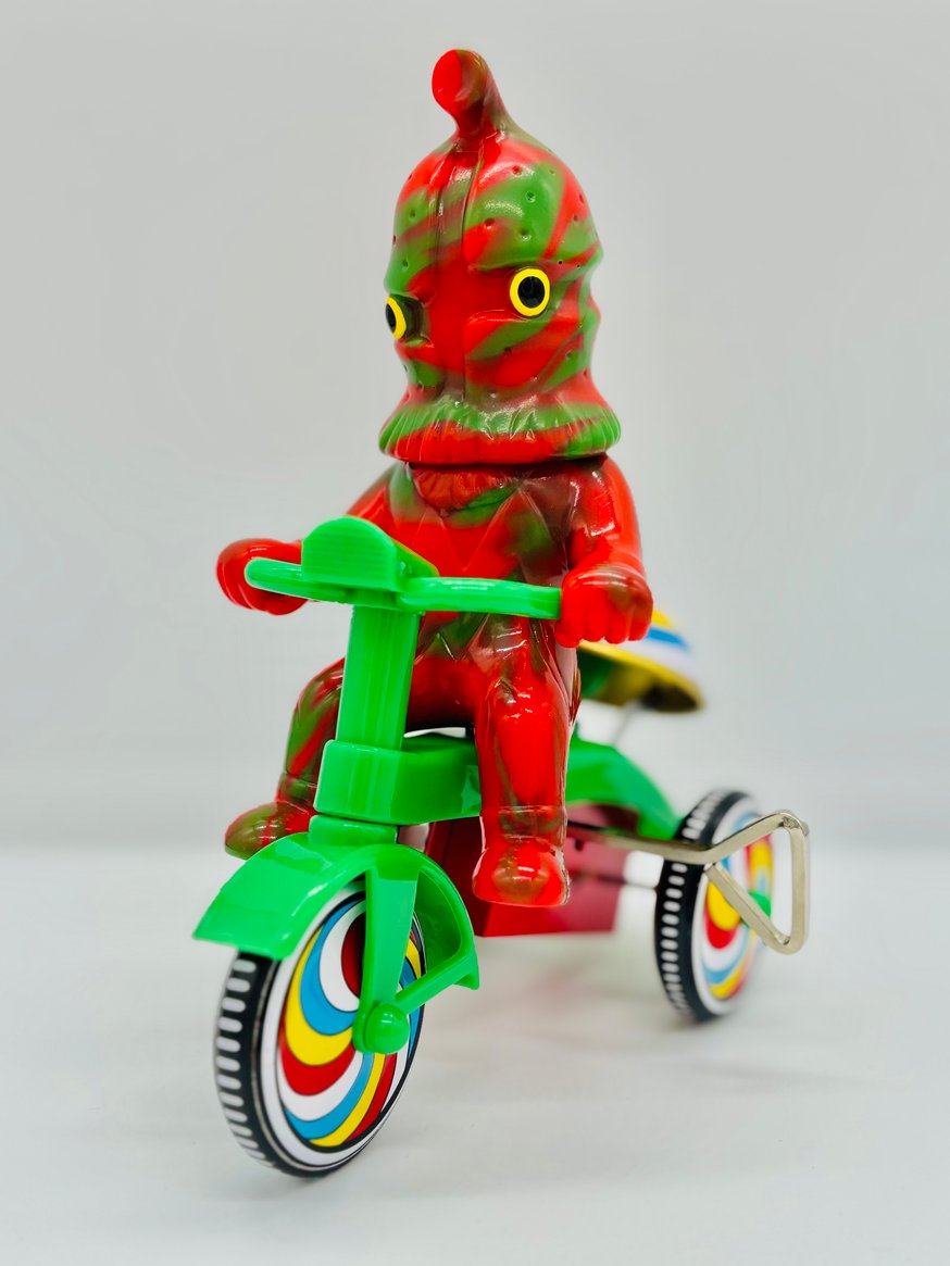 シンビンショップ ケムール人三輪車 ネオライム × フレイムレッド Ver. NEWS | シンビンショップ