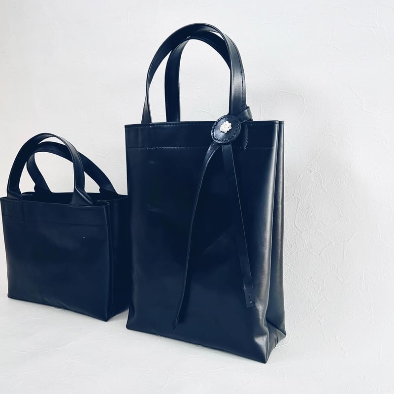 艶めく黒 革のミニトートバッグ S | Saku Chic