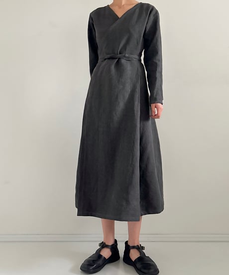 墨染めリネンのカシュクールワンピース