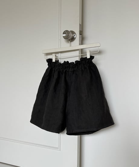 墨染めリネンのショートパンツ