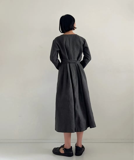 墨染めリネンのカシュクールワンピース
