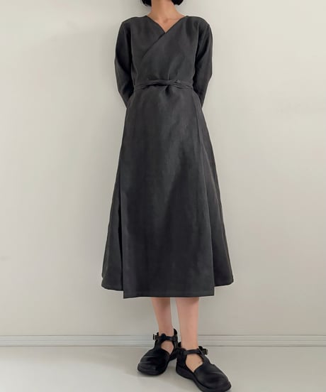 墨染めリネンのカシュクールワンピース