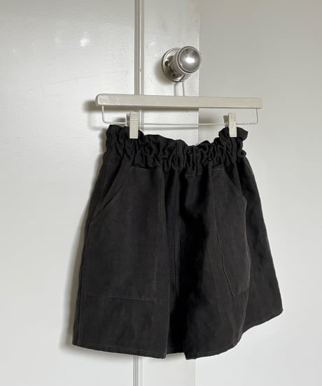 墨染めリネンのショートパンツ