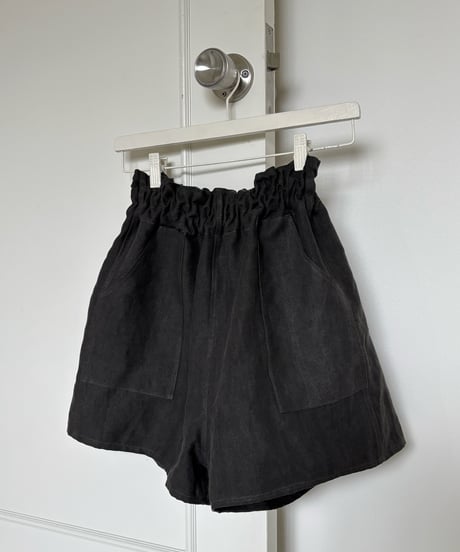 墨染めリネンのショートパンツ