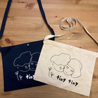 青と白のサコッシュ