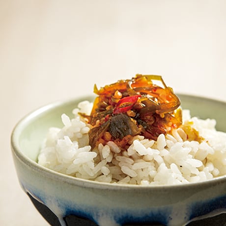 ご飯がすすむ！茎わかめとこんぶのピリ辛ラー油漬け 105g
