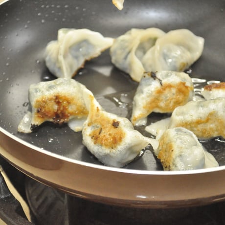 おすすめ！ヘルシーな三陸産ワカメ餃子 １２個入り