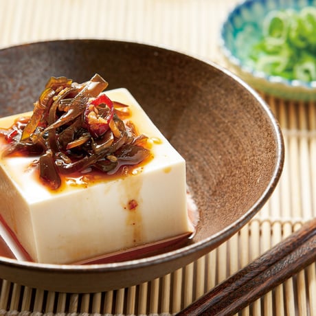 ご飯がすすむ！茎わかめとこんぶのピリ辛ラー油漬け 105g