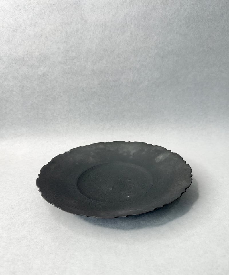 中里博恒・墨渇黒釉 綾花皿 | t.roots