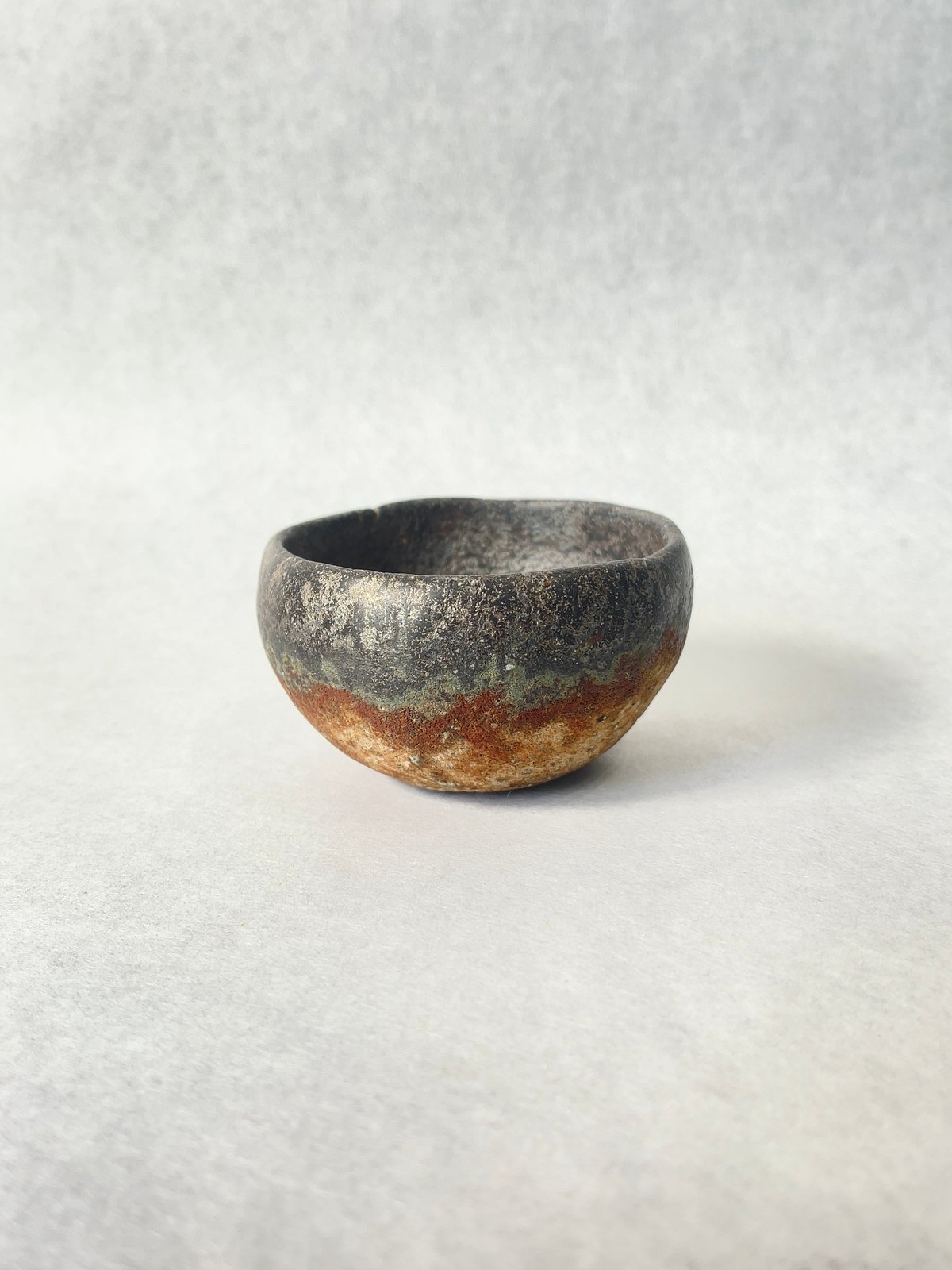 ぐい呑み IDEA SEKIKAWA 鎚 チタンぐい呑み 〔 ミッドナイト