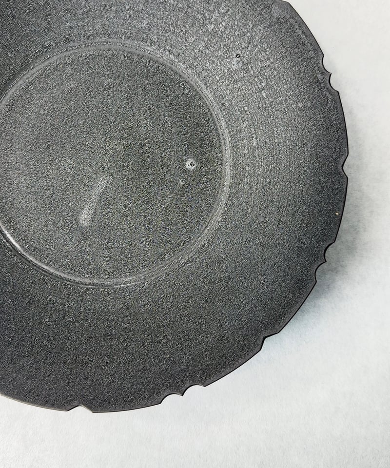 中里博恒・墨渇黒釉 綾花皿 | t.roots