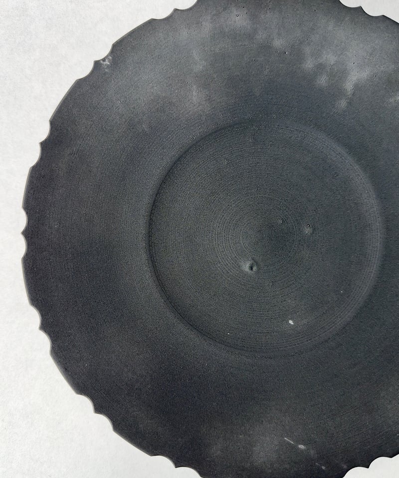 中里博恒・墨渇黒釉 綾花皿 | t.roots