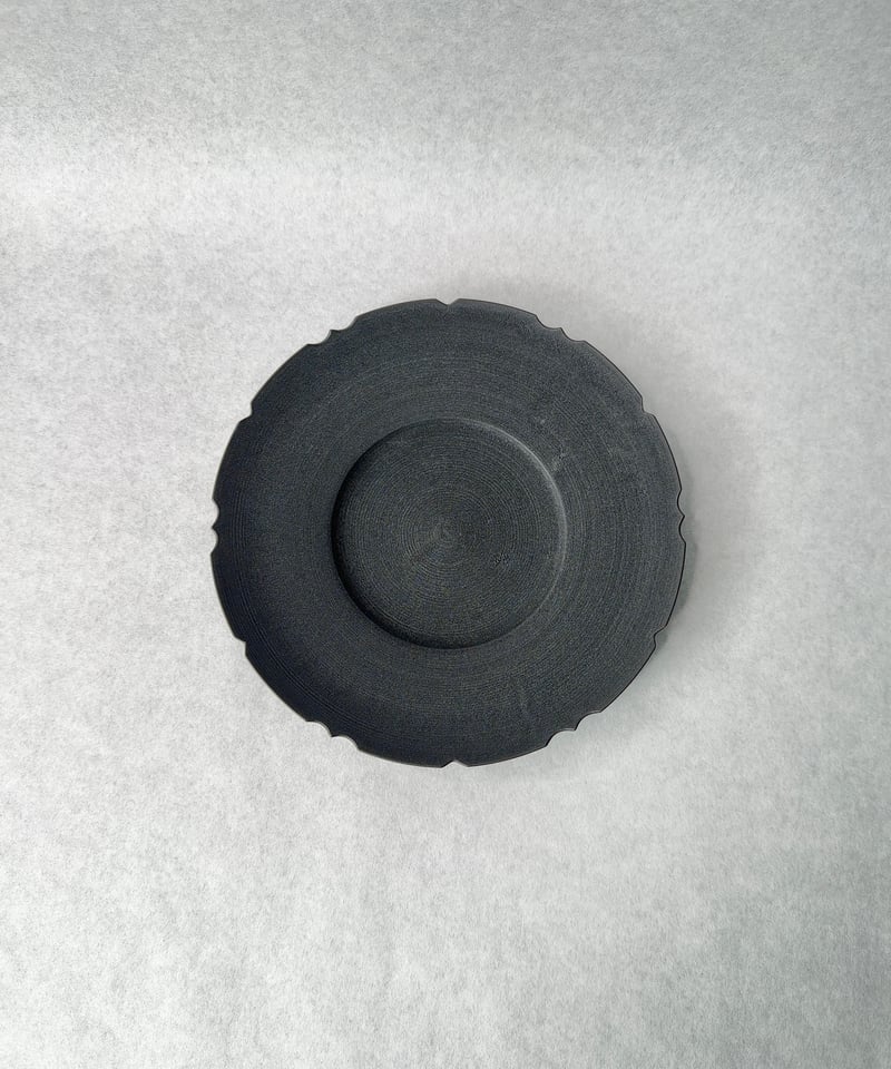 中里博恒・墨渇黒釉 綾花皿 B | t.roots