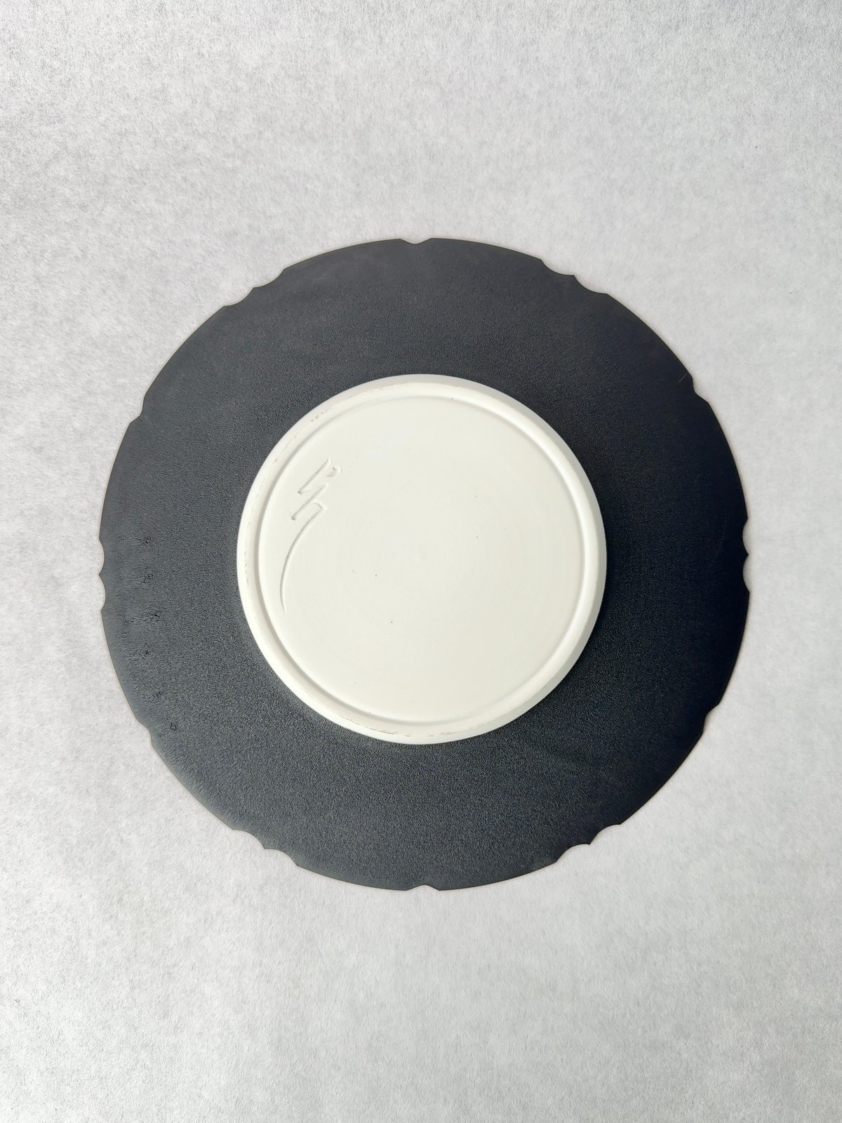 中里博恒・墨渇黒釉 綾花皿 A | t.roots