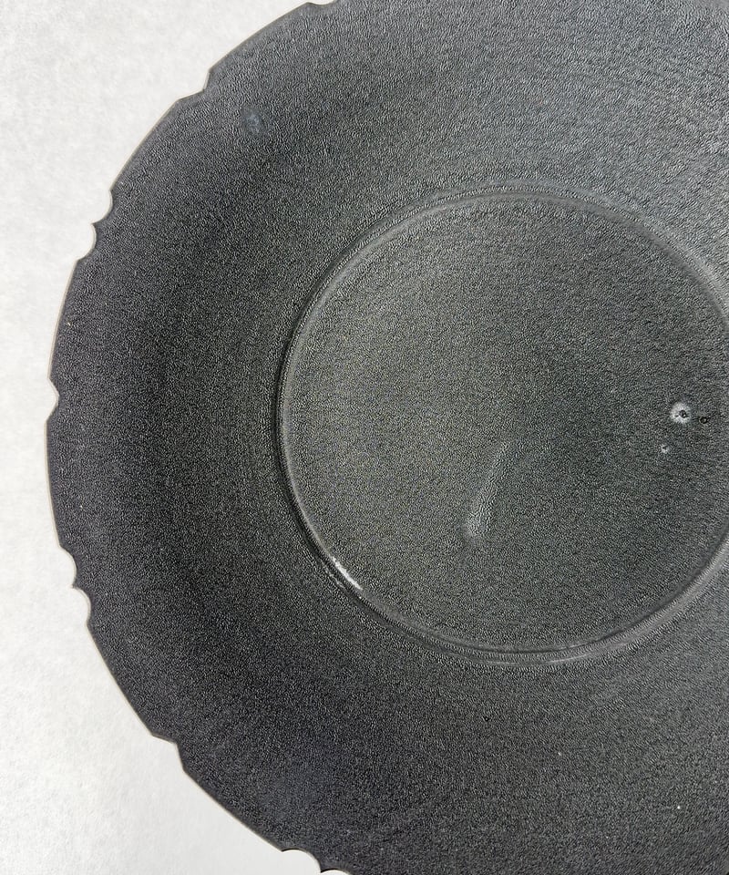 中里博恒・墨渇黒釉 綾花皿 | t.roots