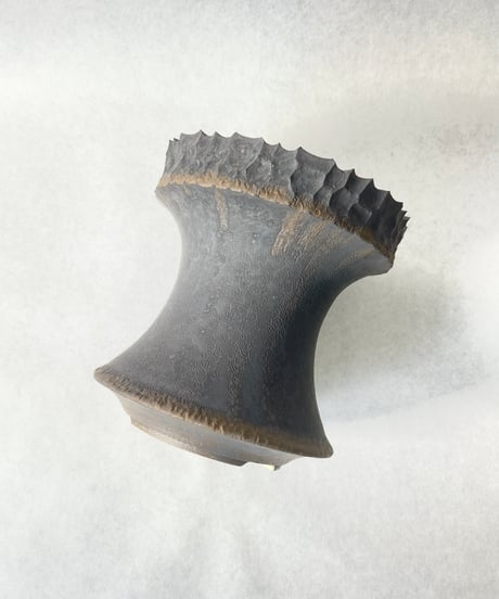 稲妻紋鉢 胴締型 黒結晶釉薬