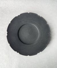 中里博恒・墨渇黒釉 稜花皿