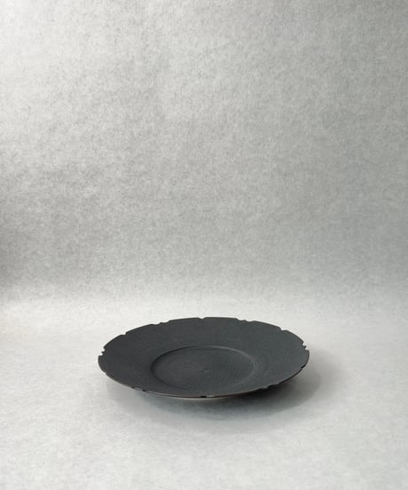 中里博恒・墨渇黒釉 稜花皿