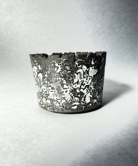 雷土・クラック釉薬ブラックカラーシリーズ鉢Ｍ 斑
