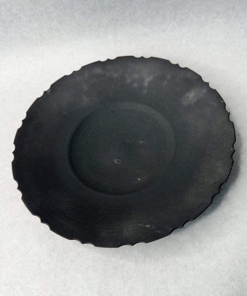 中里博恒・墨渇黒釉 綾花皿 | t.roots