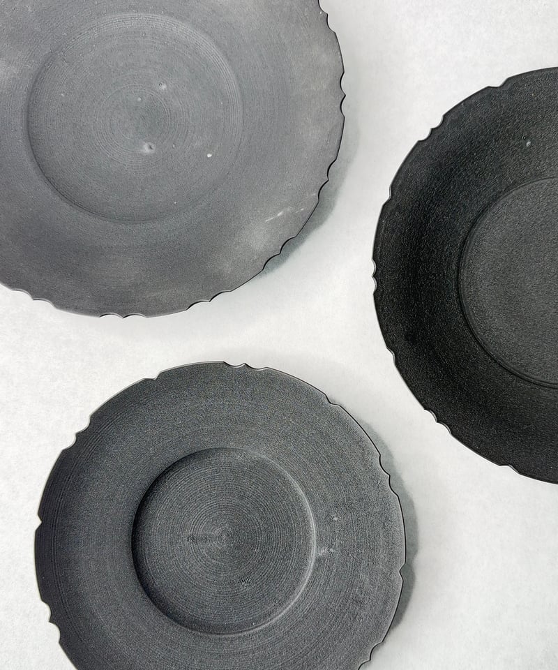 清代 大清乾隆年製 底款 黒地緑釉 花卉紋 皿 美術品 古陶磁 清代 大清乾隆年製 底款 黒地緑釉 花卉紋 皿 美術