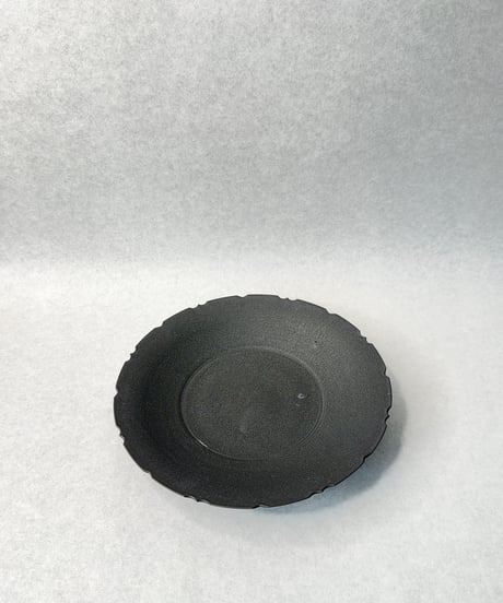 中里博恒・墨渇黒釉 稜花皿