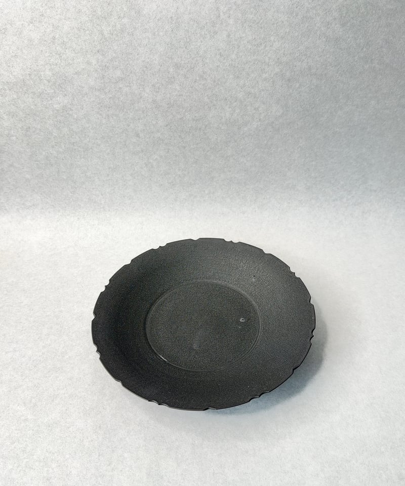 中里博恒・墨渇黒釉 綾花皿 | t.roots