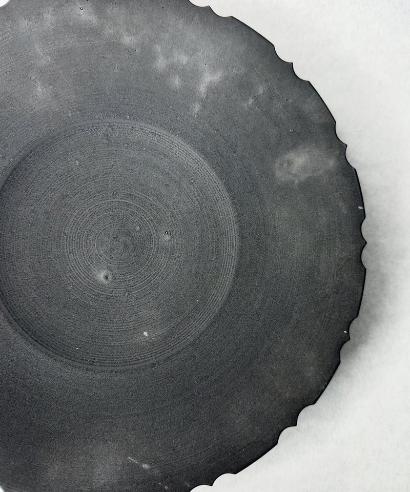 中里博恒・墨渇黒釉 綾花皿 | t.roots