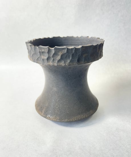 稲妻紋鉢 胴締型 黒結晶釉薬